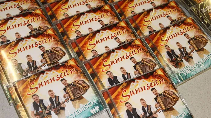 Ein buntes Programm, beste Laune beim Publikum und flotte Klänge waren der perfekte Mix für einen gelungenen Abend im Freizeitzentrum Stallhofen. Die Musiker Fabio Bachatz, Uwe Huber und Dominik Bada von der Gruppe „Sunnseitn“ organisierten für ihre CD-Präsentation ein Programm mit vielen musikalischen Highlights.