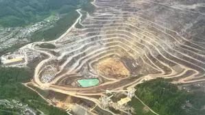 Vom Helikopter aus sieht der Erzberg ganz klein aus