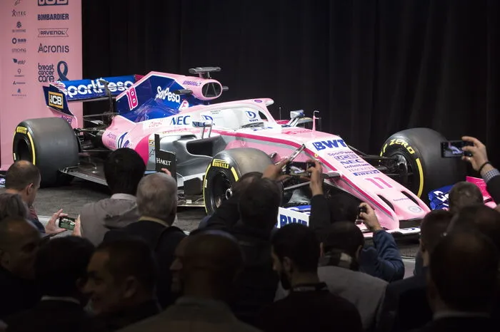 Das Team war nach einem Bankrott Mitte 2018 von einem Konsortium des kanadischen Milliardärs Lawrence Stroll, Vater von Lance, einem der beiden Piloten, gekauft worden. Der RP-19 wird weiterhin von einem Mercedes-Motor angetrieben und wird weiterhin vom Rosa der österreichischen Firma BWT-Wasseraufbereitung dominiert.