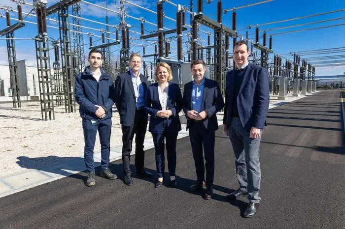  Kevin Grilz (Projektleiter Kärnten Netz), Gerold Laubreiter (Direktionsleiter für Kärnten und Steiermark der Strabag), Eva Tatschl-Unterberger (Geschäftsführerin der Kärnten Netz), Michael Marketz (Geschäftsführer der Kärnten Netz) und Reinhard Draxler, Vorstand der Kelag                           
