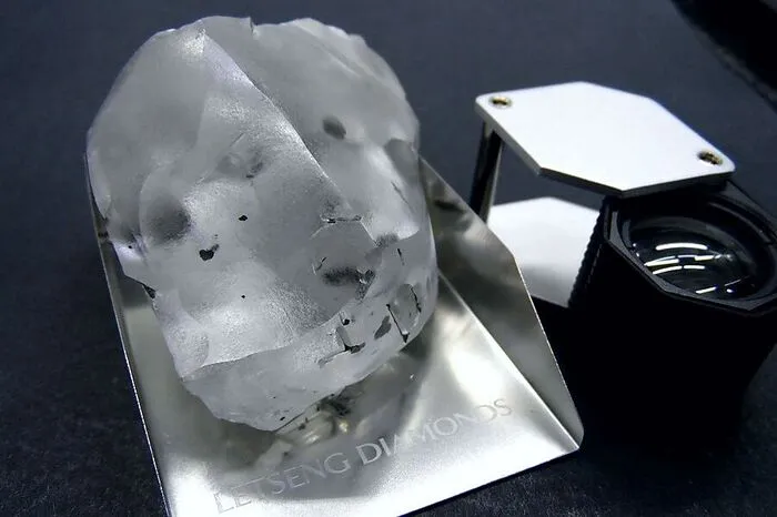 Er ist größer als ein Golfball und nahezu unbezahlbar: Ein 910 Karat schwerer Rohdiamant ist in einer Mine im afrikanischen Lesotho gefunden worden. Der Stein sei von "außerordentlicher Qualität", seine Größe liege etwa zwischen einem Golf- und einem Tennisball.