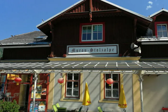 Abfahrt am Bahnhof Murau-Stolzalpe.