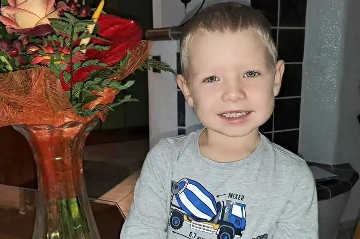 Der junge Künstler Noah Micheu malte das schöne Werk für das zweite Türchen unseres Adventkalenders