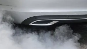 Düsseldorf 16.12.2022 Stau Abgase Umwelt Verkehr Emission Staubpartikel Auto LKW Auspuff Autoauspuff Auspuffrohr Emissionen Autoabgase Verbrennermotor Verbrennungsmotor Verbrenner Umweltbelastung Schadstoffausstoss Strassenverkehr Katalysator Stickoxide CO2 Autostau Verkehrsstau Innenstadt City Verkehr Umwelthilfe Bussgeld Luftreinhaltung Tempobegrenzung Geschwindigkeitsbegrenzung Feinstaub Luftreinhaltung Luftreinhalteplan Fahrverbote Verkehrskollaps Klimawandel Düsseldorf Nordrhein-Westfalen Deutschland *** Düsseldorf 16 12 2022 traffic jam exhaust gases environment traffic emission dust particles car truck exhaust car exhaust pipe emissions car exhaust gases combustion engine combustion engine environmental pollution pollutant emissi