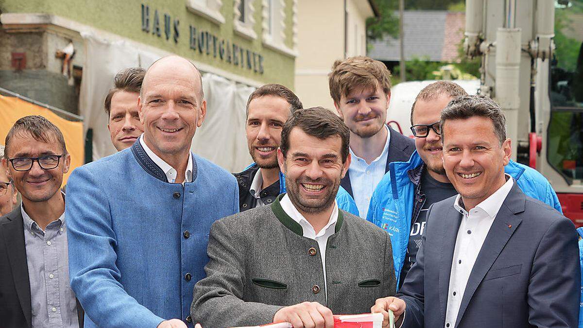 Abteilungsleiter Heinz Stiefelmeyer (Bundesministerium), Bürgermeister Gottfried Kogler,  Landesrat Daniel Fellner, Hubert Mandler  (Projektleitung Wasserwirtschaft BH Spittal) und Mitarbeiter der Baufirmen