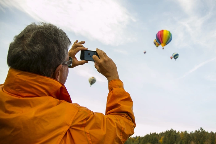 Sanft in die Lüfte getragen und vom Wind bewegt werden bei der 45. Apfelmontgolfiade die vielen Heißluftballons. Wer ebenfalls der Faszination der gemütlichen Himmelsstürmer erlegen ist, kann die Starts bis 29. Oktober täglich von 8 bis 15 Uhr beobachten - sofern es das Wetter erlaubt. Ort: Puch bei Weiz