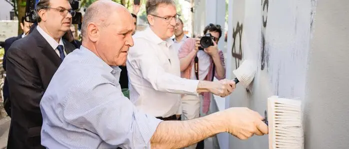 Wolfgang Sobotka (vorne) bei einer Aktion gegen Antisemitismus mit IKG-Präsident Oskar Deutsch (links)