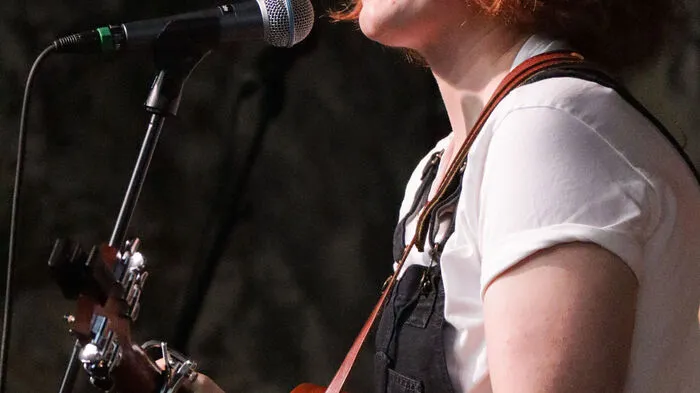 Anna Heimrath - Barista aus Graz - eröffnete als Singer-Songwriterin AnJosef den Abend auf den Kasematten.