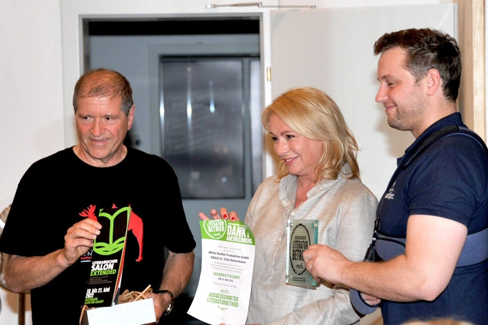 Überreichung des Aushängeschildes "Literaturbetrieb": Siegfried Greimler, Eva Keferböck, Ludwig Germann (v. li.)