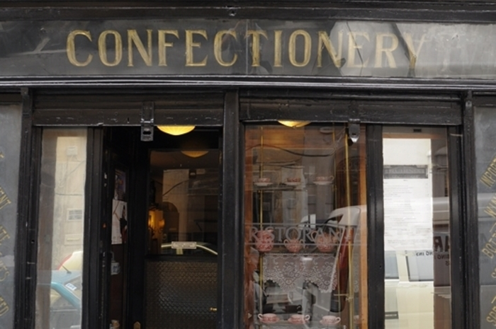 Das älteste Bistro von Valletta liegt direkt in der Old Bakery Street und bietet klassische Malteser- und mediterrane Küche sowie als umgebauter Keller eine ganz eigene heimelige Atmosphäre. Wer auf Süßes steht: im Caffe Cordina unbedingt die traditionelle „Qaghaq ta' l-ghasel“ (Honigringe) probieren!