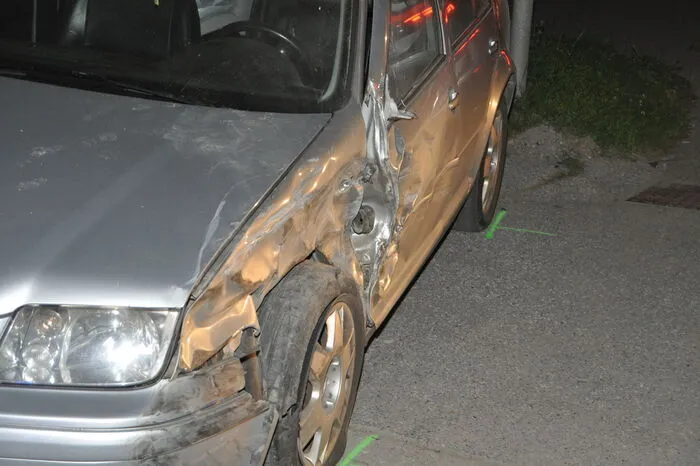 Zunächst kam er mit seinem Fahrzeug auf die linke Straßenseite und touchierte dort ein parkendes Auto.