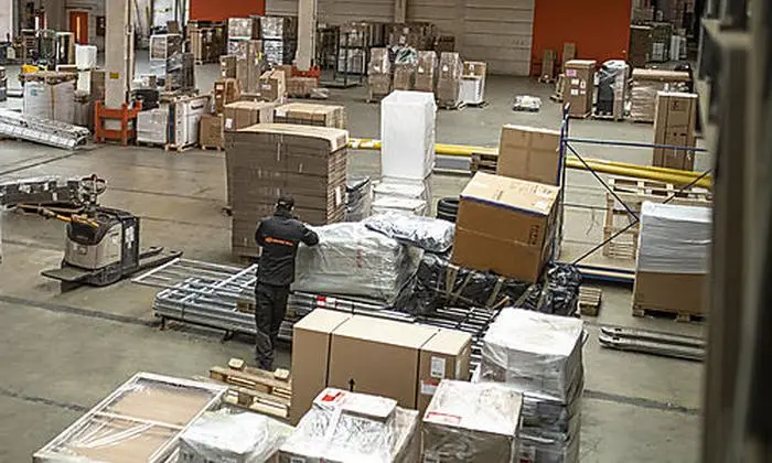 Die beiden Lehrlinge sorgen für einen reibungslosen Ablauf bei Lagerung und Transport der Waren