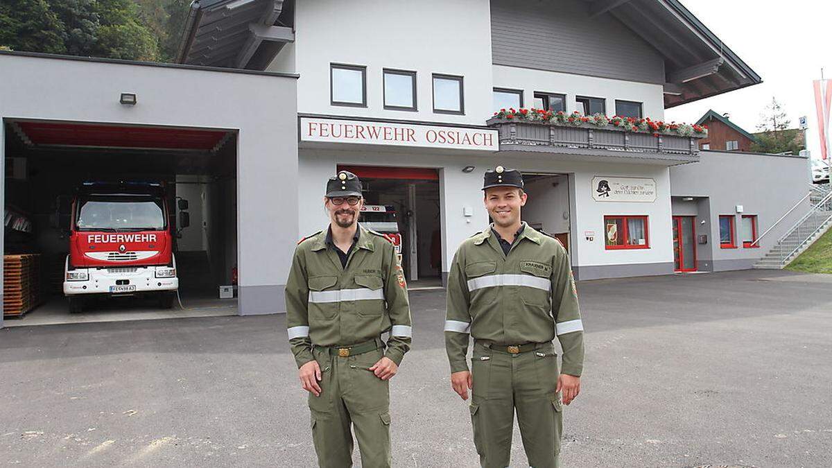 Kommandant Thomas Huber und sein Stellvertreter Mario Kraxner vor dem neuen Rüsthaus