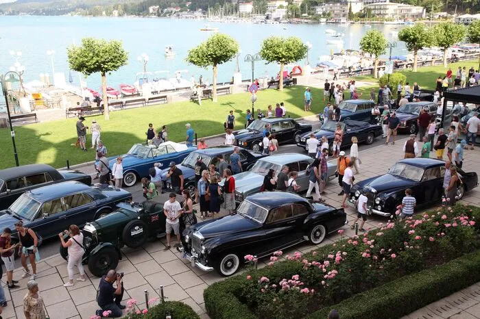 Rolls Royce und Bentley Parade vor dem Schloss Velden