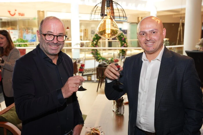 Immobilienentwickler Hermann Regger mit dem Gründer der Franchise-Kette "Burger-Boutique" Ümit Baran.