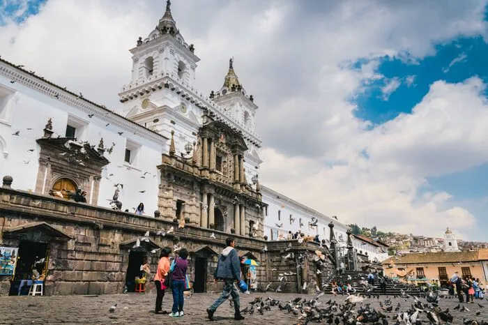 Die bunte Altstadt von Quito hingegen ist ein Schaulaufen kolonialer Architektur der spanischen Eroberer. Und ein Reliquienschrein. Auf den Ruinen des niedergebrannten Palasts des letzten Inka-Herrschers Atahualpa errichteten die Konquistadoren die Basilika und das Kloster San Francisco.