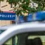 Symbolfoto: Ein Polizeiauto steht vor einer Polizeiinspektion (Detail)