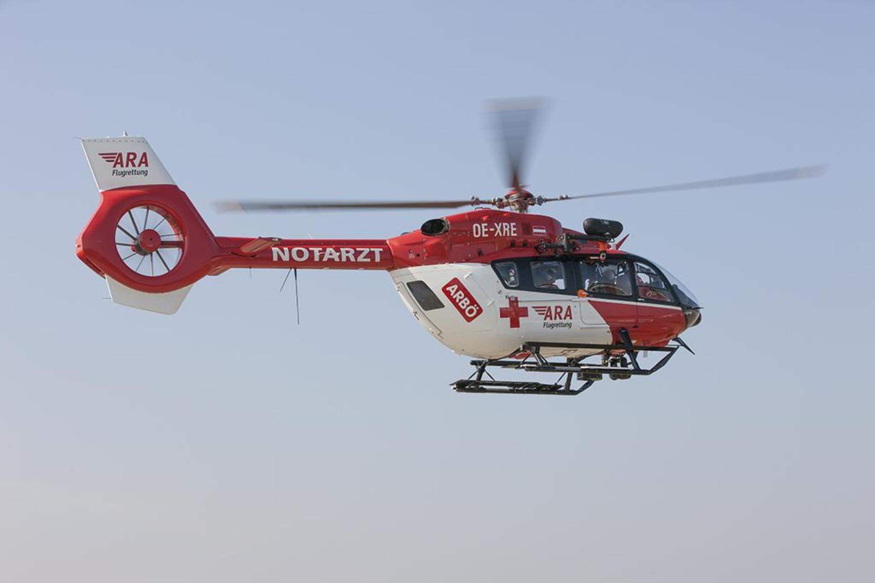 Hubschrauber im Einsatz: Motorradfahrer in Kärnten bei Crash meterweit über Auto geschleudert