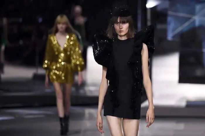 Die Marke Celine, die vorher von Phoebe Philo geführt wurde, war der Liebling vieler Moderedakteurinnen. Sie hatte den Ruf, intellektuellen Frauen zu gefallen, stand für erwachsenen, aber sinnlichen Minimalismus. Von dieser Ästhetik ist unter Slimane nicht viel geblieben.