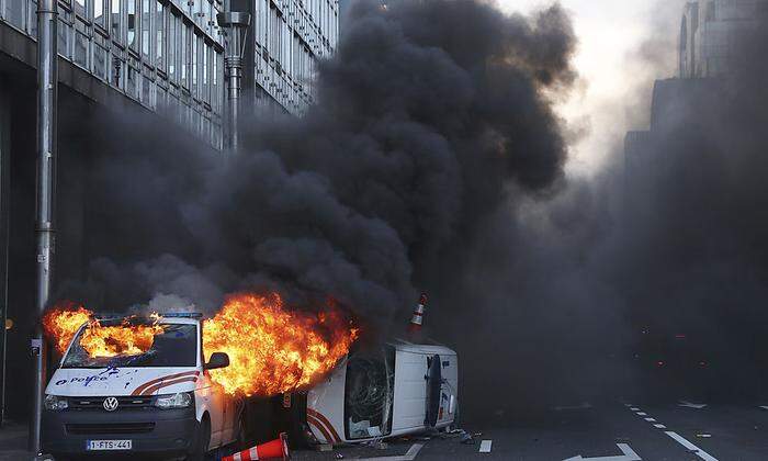 Brennende Polizeifahrzeuge in Sichtweite zu den EU-Institutionen