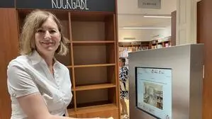 Bücherei-Leiterin Sandra Buchgraber an einem der neuen Selbstbedienungsstationen in der Stadtbücherei Weiz
