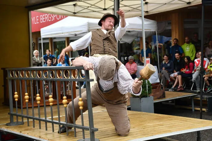 Die Schauspieler des Ensemble Pocia gaben auf der kleinen aber feinen mobilen Theaterbühne alles.