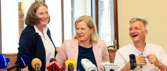 Bürgermeisterin Elke Kahr (KPÖ), Vize Judith Schwentner (Grüne) und Finanzstadtrat Manfred Eber (KPÖ) bei einem Pressetermin im Rathaus