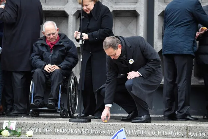 Bei dem stillen Beisammensein, das der öffentlichen Mahnmal-Präsentation vorgelagert war, waren auch die deutsche Bundeskanzlerin Angela Merkel, Bundespräsident Frank-Walter Steinmeier und Bundestagspräsident Wolfgang Schäuble anwesend.  