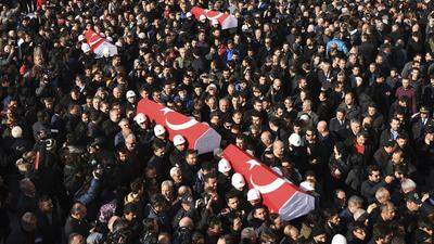 38 Menschen starben bei Anschlägen in Istanbul