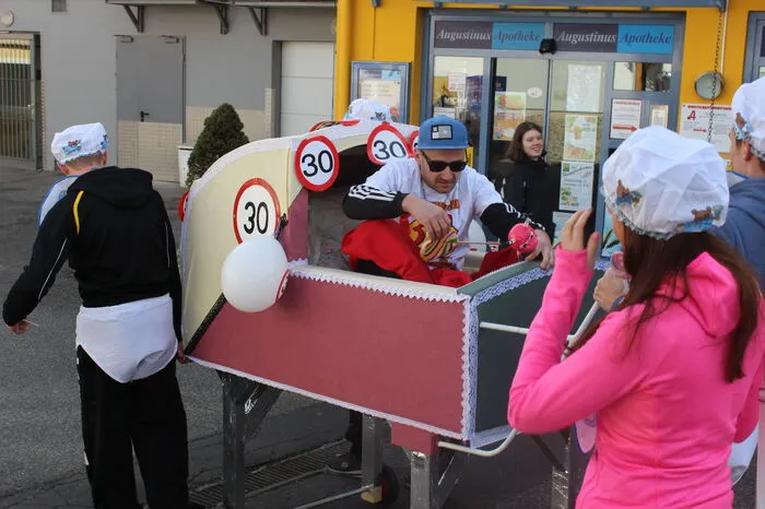Unter dem Motto „Gemma Noarrnkastl schaun“ wurden auf der Bühne Parodien und Einlagen geboten.
