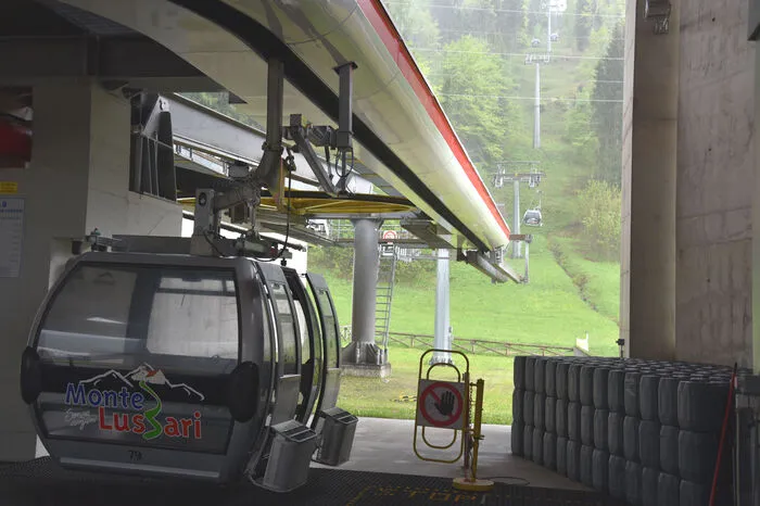 Auf diesem Foto sieht man, wie die Kabine bei der Tal-Berg- und Mittelstation vom Seil in eine Seitenschiene geführt wird um dann wieder auf dem Seil aufzusetzten. Dabei überprüfen Computer, dass alles in Ordnung ist. . .