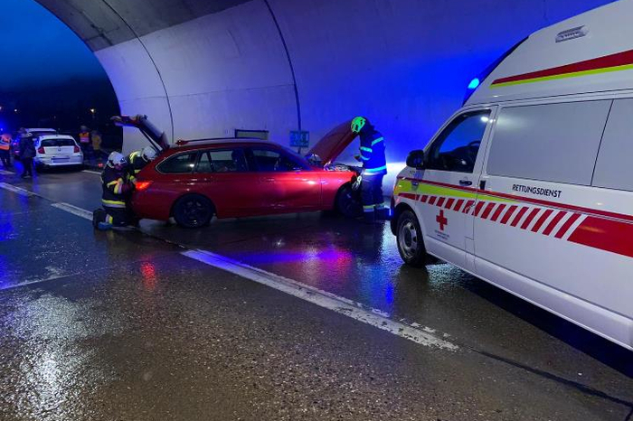 Zwei Personen wurden unbestimmten Grades verletzt und vom Roten Kreuz betreut.