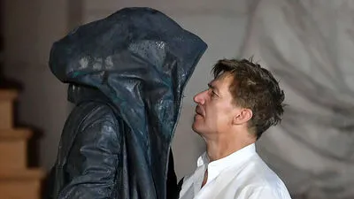 Der "Jedermann" könnte heuer unkonventionell werden: Tobias Moretti blickt dem Tod in die Augen