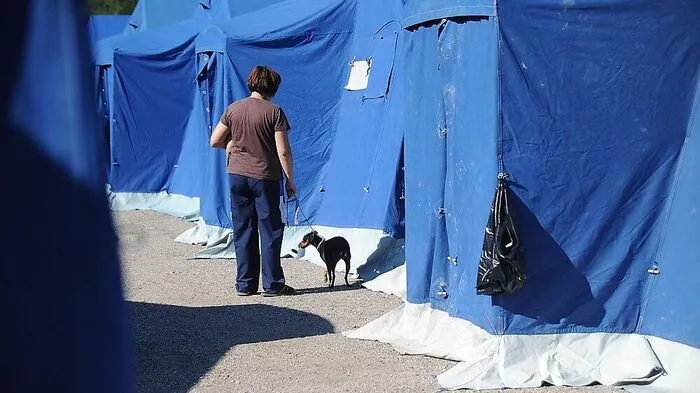 In Pescara del Tronto wurden notdürftig Zelte aufgestellt und mit Betten und Decken für die Obdachlosen ausgestattet. Bei dem Erdbeben in der Nacht auf Mittwoch wurden zig Häuser völlig zerstört.