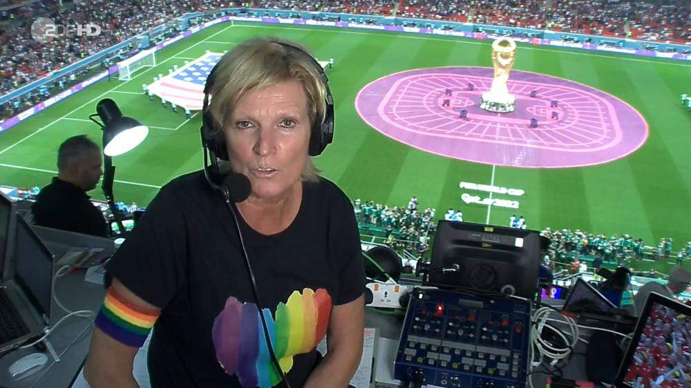 Claudia Neumann moderierte im Regenbogen-T-Shirt und mit Regenbogenschleife
