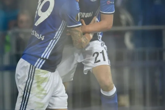 Und es war sein zweiter Treffer im zweiten Europa-League-Spiel. Einer der ersten Gratulanten: Alessandro Schöpf.