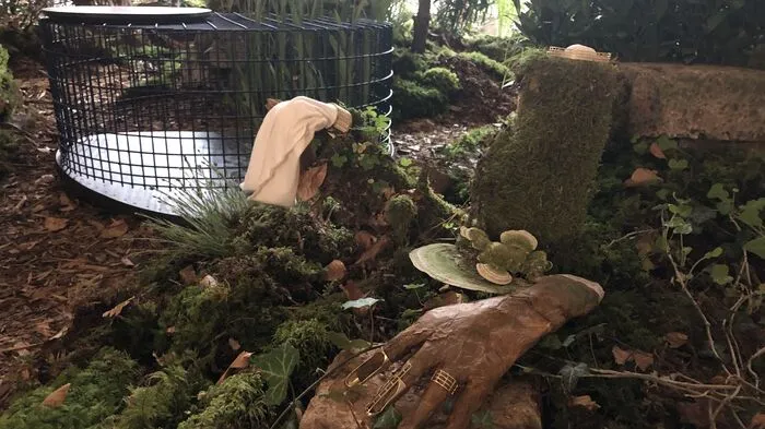 Die heurige Design-Ausstellung auf Schloss Hollenegg setzt sich mit Gegensätzen zwischen und Symbiosen aus Natur und Technik auseinander. Zu sehen ist die Schau diesmal ausschließlich in digitaler Form.