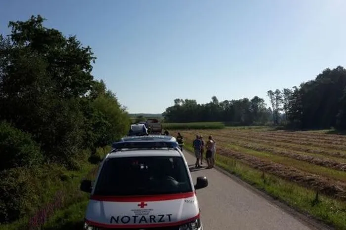 Dienstag in der Früh stürzte eine Radfahrerin in Riegersburg, nachdem ihr ein Lkw auf der Straße zwischen Schweinz und Neustift entgegengekommen war. Die Erhebungen zum genauen Unfallhergang sind im Gange. Mehr dazu.