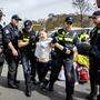 Greta Thunberg wird von den Polizisten abgeführt