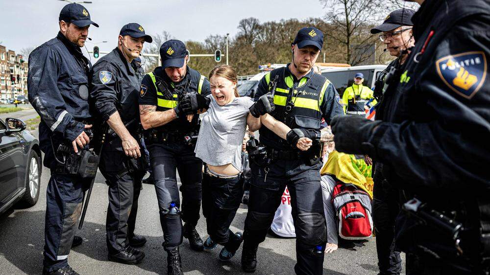 Greta Thunberg wird von den Polizisten abgeführt