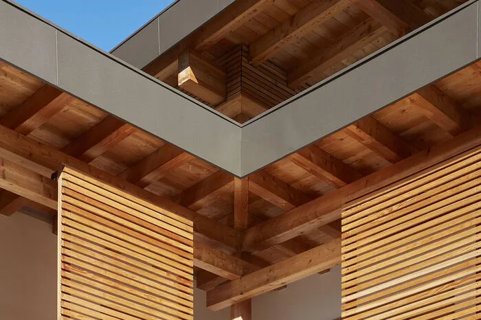 Schiebeelemente aus Holz machen die Loggien zum gut geschützten Rückzugsgebiet.