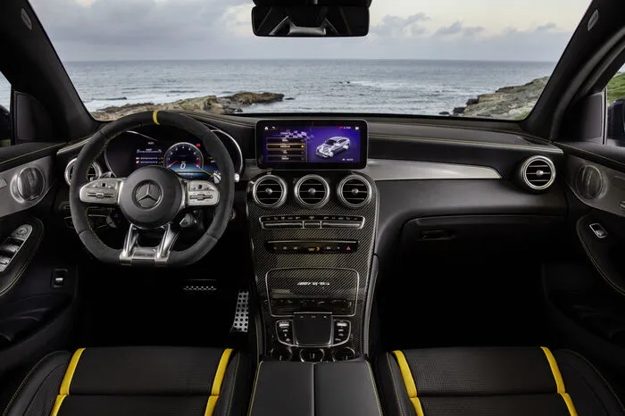 Der Interieur-Assistent erleichtert die Bedienung, da er Arm- und Handbewegungen von Fahrer und Beifahrer erkennen und unterscheiden kann und die Sprachsteuerung wird mit „Hey Mercedes“ aktiviert. Die Navigation ergänzt Augmented Reality mit einem Videobild der Umgebung um hilfreiche Informationen.