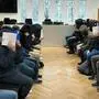 Die Angeklagten verdeckten ihre vor Prozessbeginn ihre Gesichter