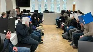 Die Angeklagten verdeckten ihre vor Prozessbeginn ihre Gesichter