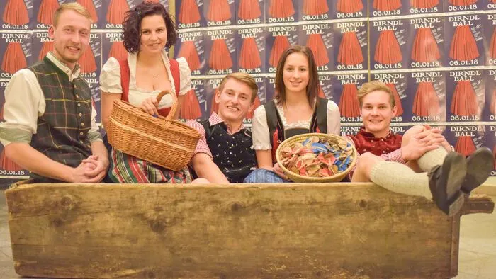 Dirndl und Lederhosen waren nach 25 Jahren Pause endlich wieder Pflicht beim Dirndlball im Kongresshaus Millstatt: Peter Glabischnig, Maria Burgstaller, Simon Glabischnig, Anna-Sophia Burgstaller, Lukas Tesch (von links)
