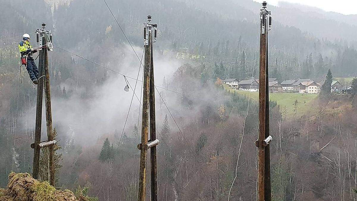 Hunderte Mitarbeiter der Kärnten Netz GmbH. stehen im Einsatz, um alle Haushalte wieder mit Strom zu versorgen