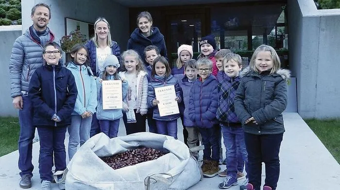 Die Kinder freuen sich über die erhaltenen Preise