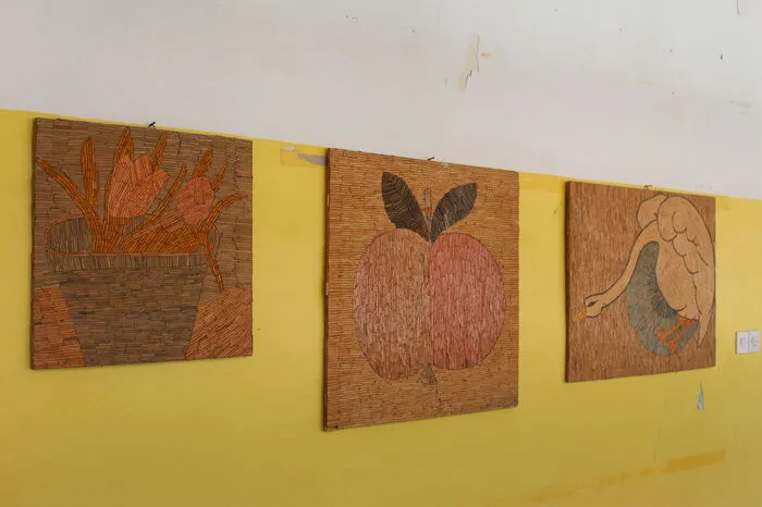 In den Gängen des Museums hängen originale Kunstwerke jener Personen, die bis 2004 in der Wohnanstalt wohnten.