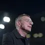 Ralf Rangnick lächelt, dahinter sieht man die Flutlichter eines Fußballstadions | Ganz Österreich hofft, dass Ralf Rangnick auch am Dienstag gegen 22.15 Uhr strahlen kann