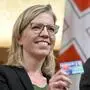 Ex-Klimaschutzministerin Leonore Gewessler (Grüne) mit dem Klimaticket.